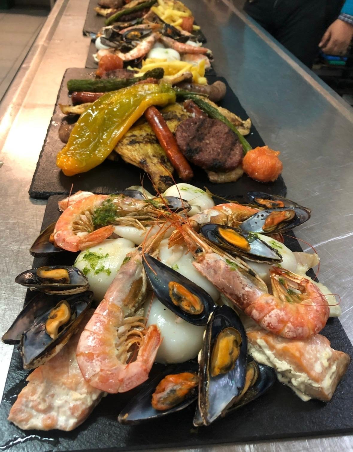 Parrillada de carne y marisco a la brasa en Brasa Tempo